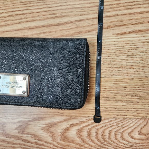 Michael Kors Wallet - Picture 2 of 6